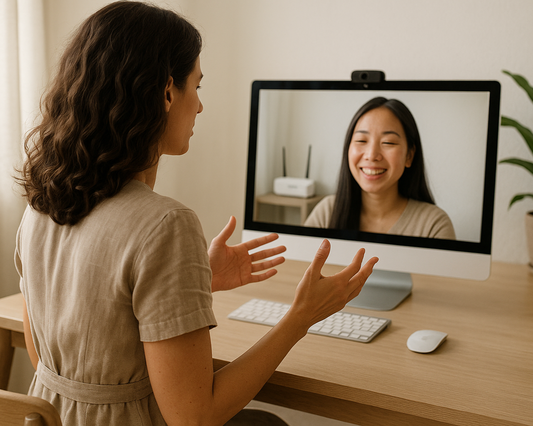 La persona que atiende tiene el cabello más largo, no tan corto
